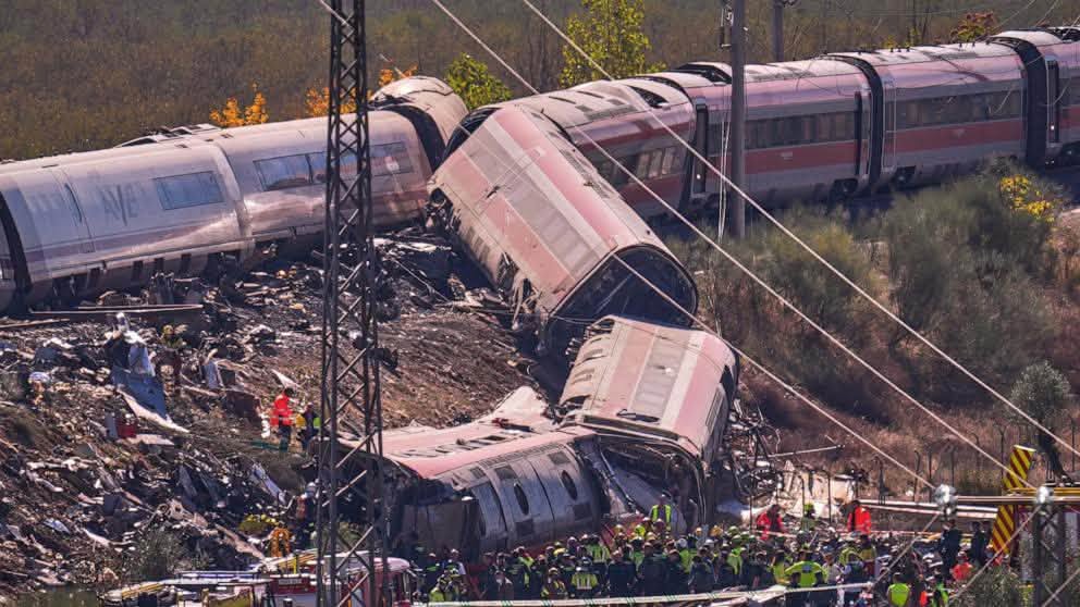 Tragédia na koľajniciach v Španielsku: Zrážka dvoch rýchlovlakov si vyžiadala desiatky obetí