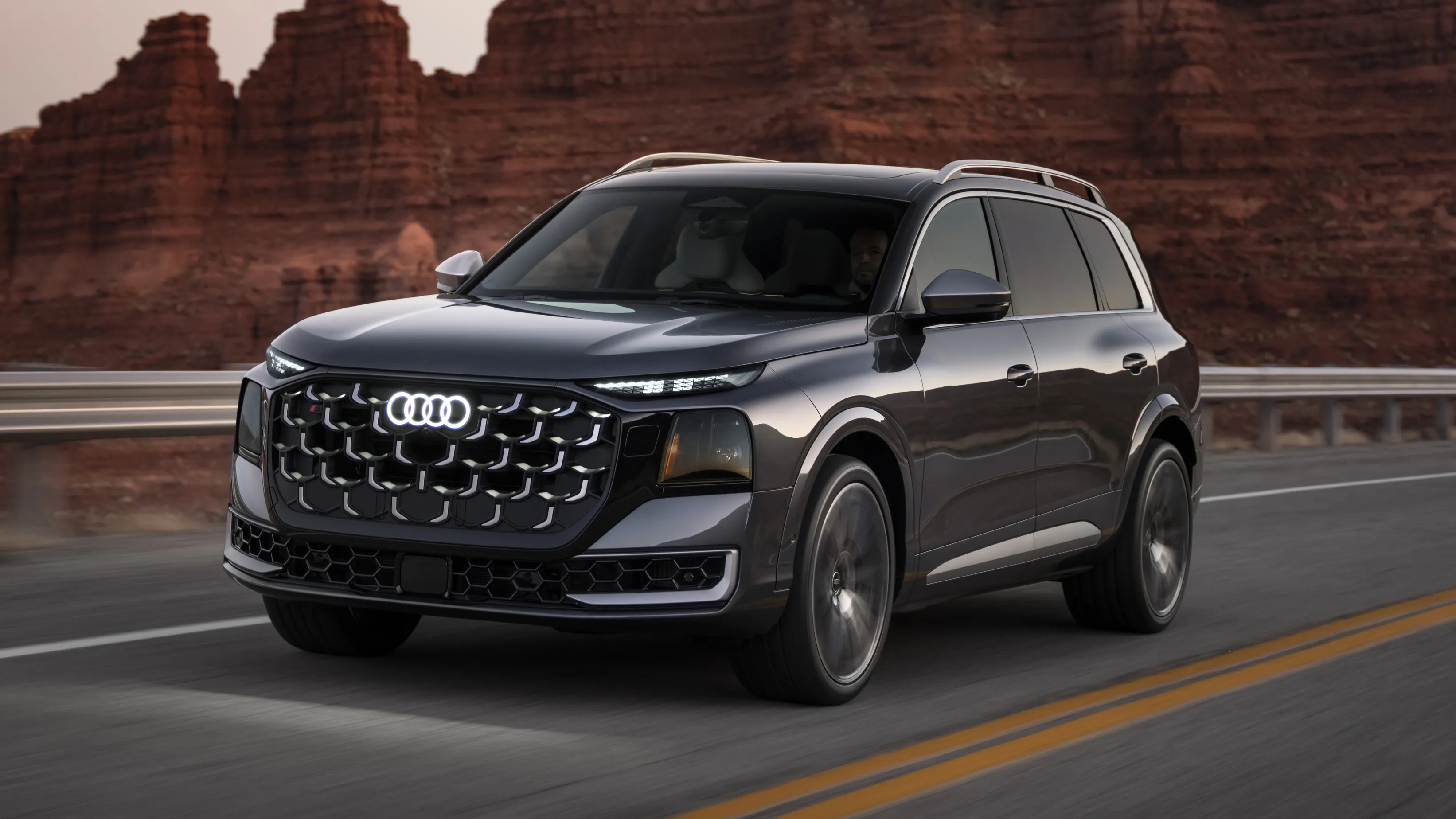 Nové Audi SQ9 prináša osemvalcové šialenstvo a technológie z inej galaxie
